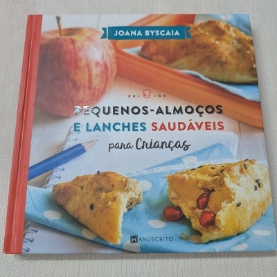 Capa de livro com título em português sobre pequenos-almoços e lanches saudáveis para crianças
