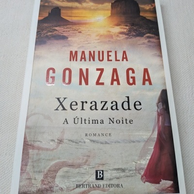 Capa do livro Xerazade A Última Noite de Manuela Gonzaga com imagem de deserto e mulher ao pôr do sol