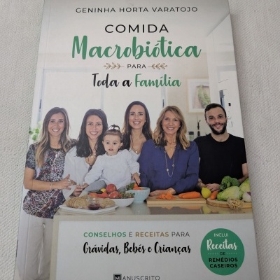 Capa de livro com cinco pessoas em cozinha e vários alimentos sobre balcão.