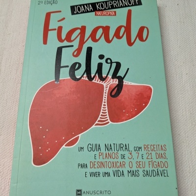 Livro Fígado Feliz com ilustração de fígado em fundo verde água.