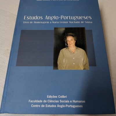 Livro Estudos Anglo-Portugueses com capa azul e fotografia