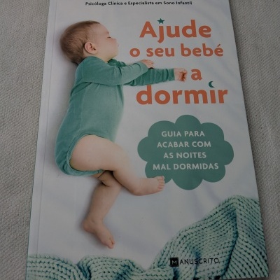 Livro Ajude o seu bebé a dormir com imagem de bebé e manta azul