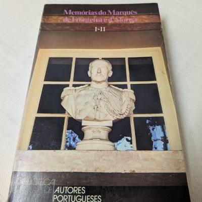 Capa de livro com busto de homem militar e janelas ao fundo