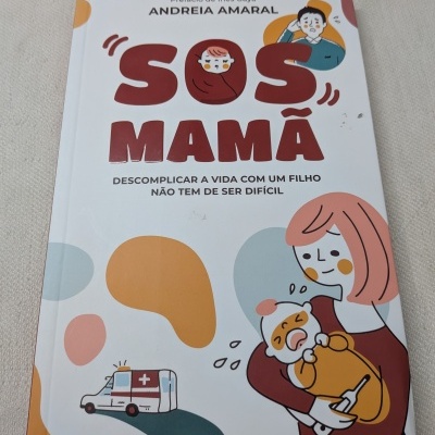 Capa de livro SOS MAMÃ com ilustrações de mãe e bebé e uma ambulância
