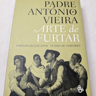 Livro capa verde-limão com texto e imagem de quatro figuras humanas em sépia