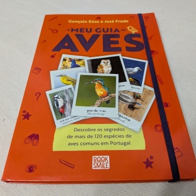 Livro 'MEU GUIA AVES' com capa laranja e imagens de aves