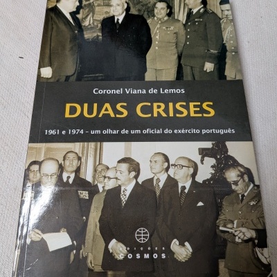 Capa do livro Duas Crises com imagens a preto e branco de oficiais militares e civis.