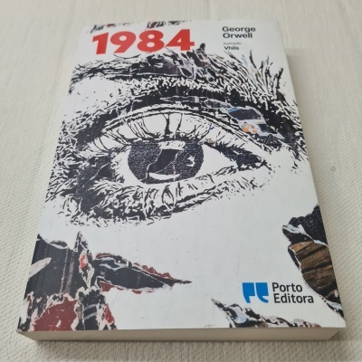 Livro 1984 de George Orwell com capa ilustrada de um olho.