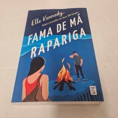 Capa de livro 'Fama de má rapariga' com ilustração de fogo e duas pessoas