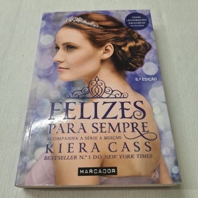 Capa do livro Felizes Para Sempre com mulher de perfil e texto em roxo e branco
