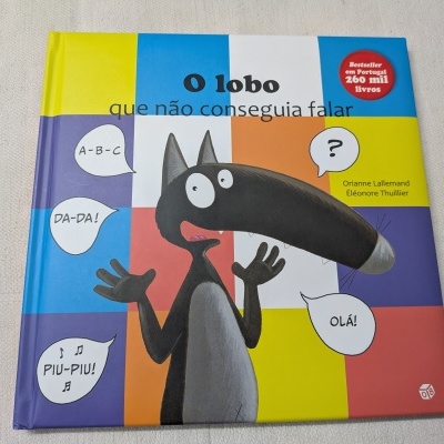 Capa de livro infantil colorida com ilustração de lobo e texto em português
