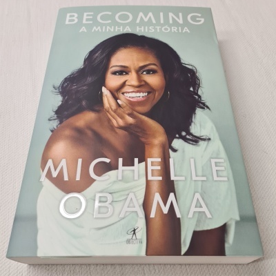 Capa do livro Becoming a Minha História de Michelle Obama com fotografia da autora e texto branco