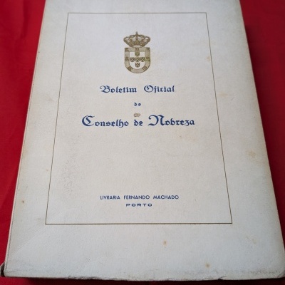 Livro antigo Boletim Oficial do Conselho de Nobreza em capa branca com brasão dourado