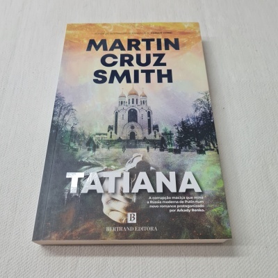Livro TATIANA de Martin Cruz Smith com imagem de igreja e árvores