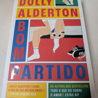 Capa de livro colorida com texto e ilustração de pessoa vestindo meias e tênis