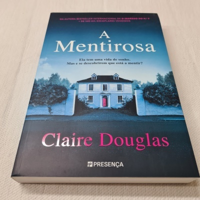 Capa do livro 'A Mentirosa' de Claire Douglas com imagem de casa branca e porta vermelha