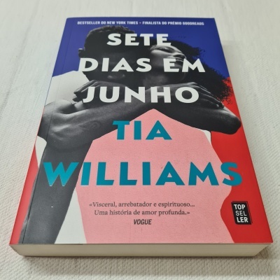 Capa do livro 'Sete Dias em Junho' colorida com imagem desfocada de pessoa e sapato