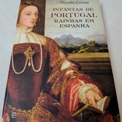 Livro com pintura histórica de mulher na capa e texto INFANTAS DE PORTUGAL RAINHAS EM ESPANHA.