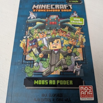 Livro Minecraft Stonesword Saga Mobs ao Poder com capa azul e personagens em estilo pixel art
