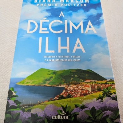 Livro A Décima Ilha de Diana Marcum com capa ilustrada de uma ilha e mar