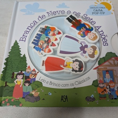Livro infantil Branca de Neve e os Sete Anões com personagens em madeira destacáveis e ilustrações coloridas.