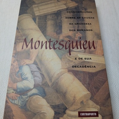 Capa de livro com título Montesquieu e colunas romanas em fundo ilustrado