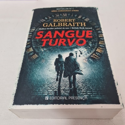 Capa do livro Sangue Turvo de Robert Galbraith editorial Presença