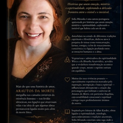 Retrato de uma mulher sorridente e texto sobre a autora em fundo escuro com velas e livros.
