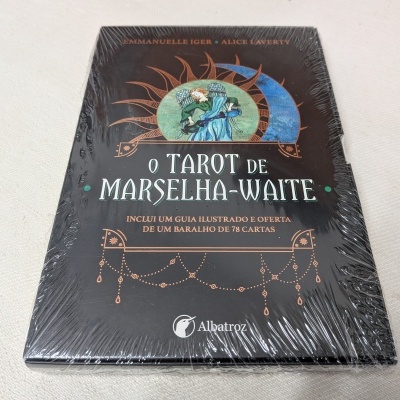 Caixa de 'O Tarot de Marselha-Waite' com ilustração colorida e texto em fundo preto