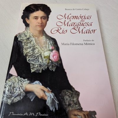Capa de livro Memórias da Marquesa de Rio Maior com retrato de mulher de roupa preta e renda