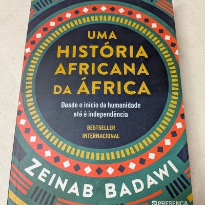 Livro UMA HISTÓRIA AFRICANA DA ÁFRICA de Zeinab Badawi com capa colorida e padrão geométrico