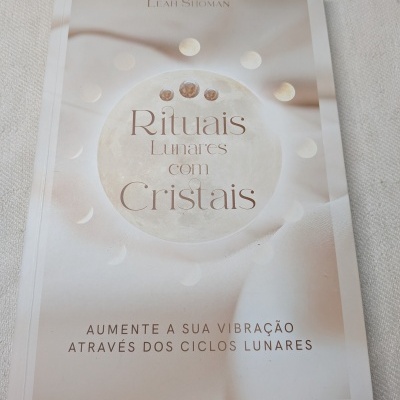Capa de livro com título Rituais Lunares com Cristais e imagem da lua