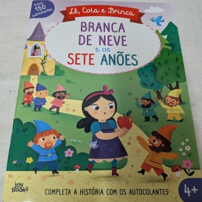 Capa de livro infantil Branca de Neve com sete anões e texto
