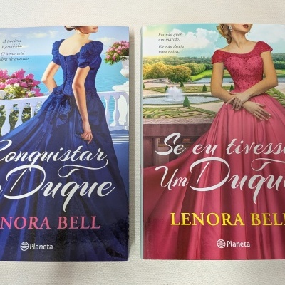 Capas dos livros Conquistar Um Duque e Se eu tivesse Um Duque de Lenora Bell com mulheres em vestidos azul e cor-de-rosa