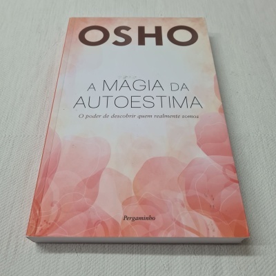 Capa de livro 'A Magia da Autoestima' de Osho em tons rosa e branco