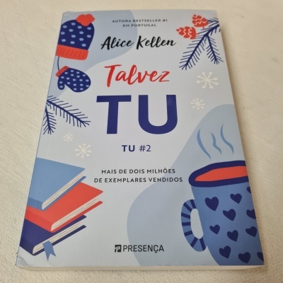 Capa do livro Talvez Tu com ilustrações de luvas, ramos de pinheiro, flocos de neve e uma caneca com corações