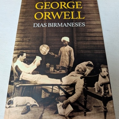 Capa de livro com título GEORGE ORWELL DIAS BIRMANESES e imagem antiga de três pessoas e dois cães.