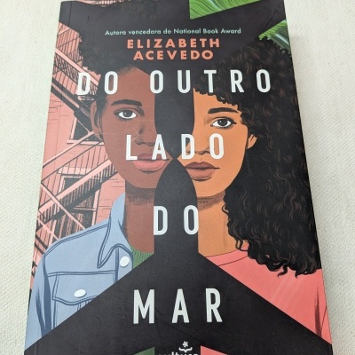 Capa do livro Do Outro Lado do Mar com ilustração de duas mulheres e texto do título e autor
