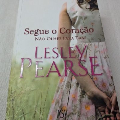 Capa de livro com imagem parcial de menina e título Segue o Coração de Lesley Pearse