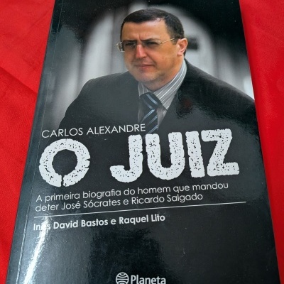Livro O Juiz de Carlos Alexandre com foto de homem de fato na capa.