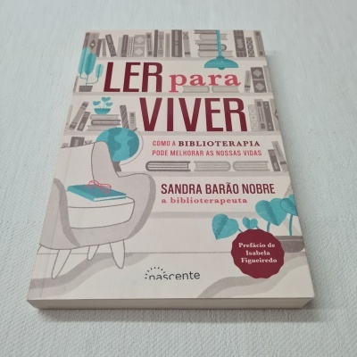 Livro 'LER para VIVER' com capa ilustrada mostrando poltrona, livros, plantas e globo