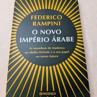 Capa de livro preto com texto amarelo e branco e padrões amarelos