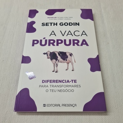Livro 'A Vaca Púrpura' de Seth Godin com capa branca e roxa