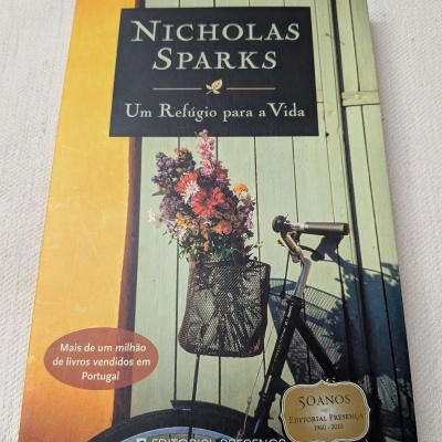 Capa de livro de Nicholas Sparks com bicicleta e flores