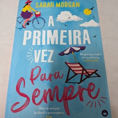 Capa de livro azul com ilustrações coloridas e texto em várias cores