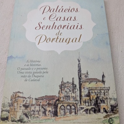 Capa de livro com ilustração de palácio e texto em português.
