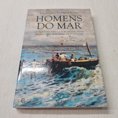 Capa de livro com barco no mar e homens a bordo