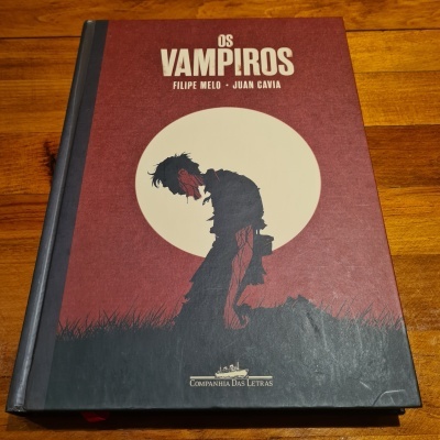 Capa de livro 'Os Vampiros' com ilustração de vampiro em frente à lua cheia