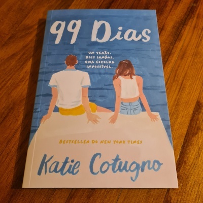 Capa de livro azul com ilustração de casal e texto 99 Dias