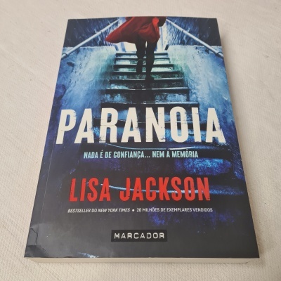 Capa de livro 'Paranoia' de Lisa Jackson sobre superfície bege